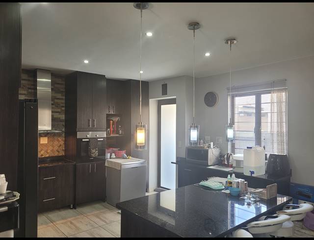 4 BEDROOM SECTIONAL TITLE TO LET IN DONKERHOEK AH
